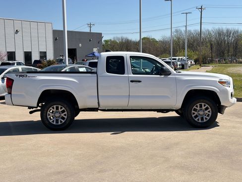 Used 2020 Toyota Tacoma SR image 8