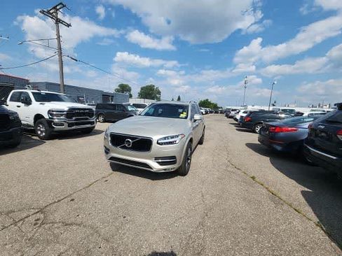 Used 2017 Volvo XC90 T6 Momentum w/ Vision Package AWD/4WD image 3