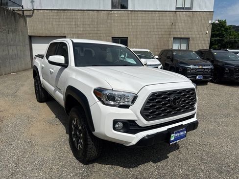 Used 2022 Toyota Tacoma TRD Off-Road w/ Technology Package AWD/4WD image 9