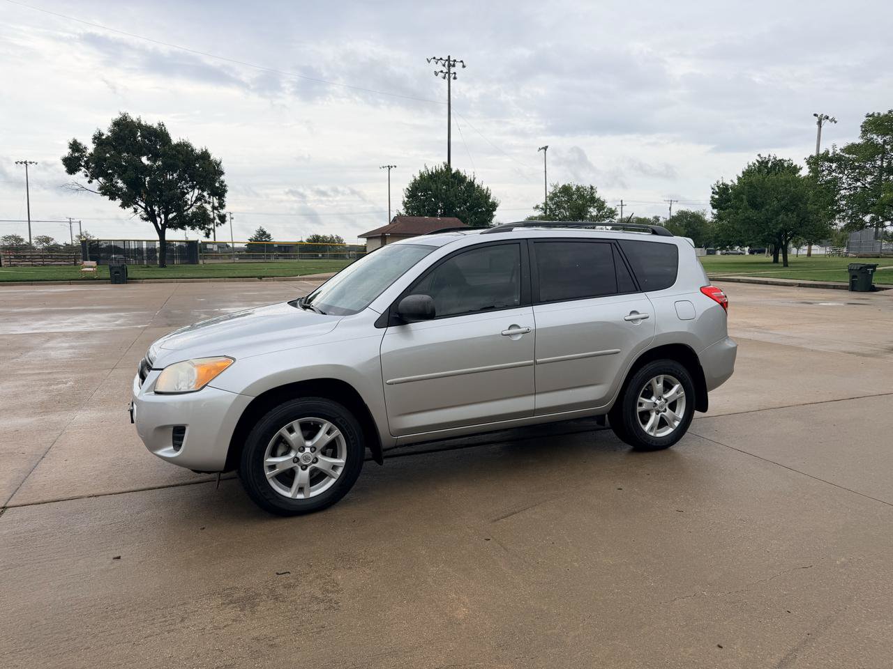 Used 2012 Toyota RAV4 FWD w/ Upgrade Value Pkg image 2