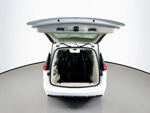 Used 2023 Chrysler Pacifica Touring-L FWD image 27