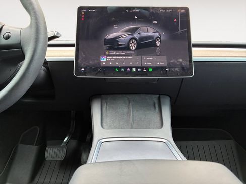 Used 2024 Tesla Model Y Long Range RWD image 11