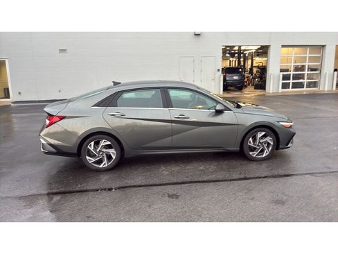 Used 2025 Hyundai Elantra SEL FWD image 8
