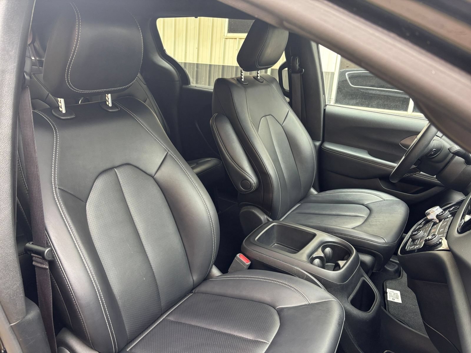 Used 2025 Chrysler Pacifica Select FWD image 38