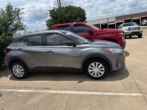 Used 2021 Nissan Kicks S FWD image 4