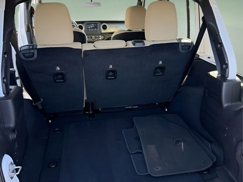 Used 2018 Jeep Wrangler Unlimited Sahara w/ Cold Weather Group image 15