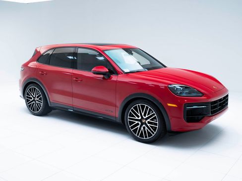 Used 2025 Porsche Cayenne GTS image 7