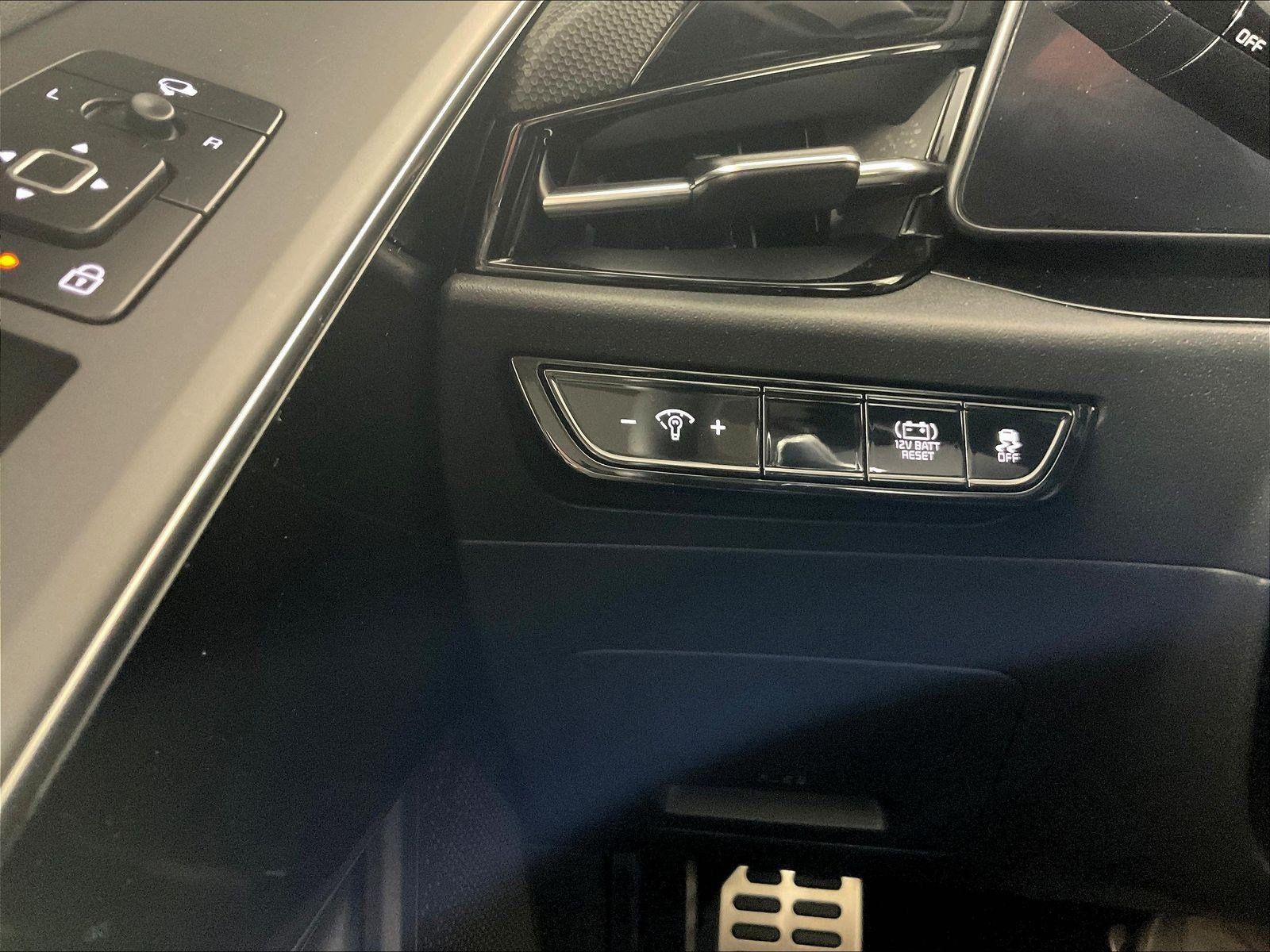 Used 2023 Kia Niro EX Touring FWD image 15