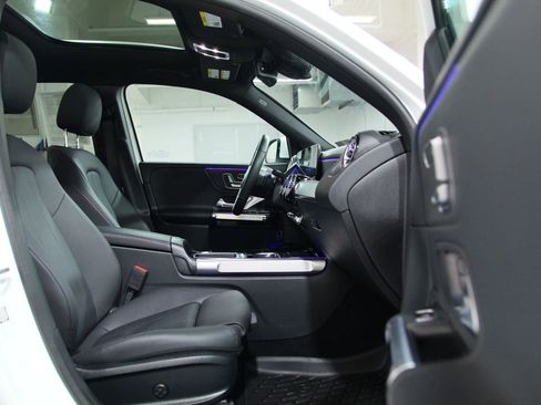 Used 2025 Mercedes-Benz GLB 250 4MATIC image 22
