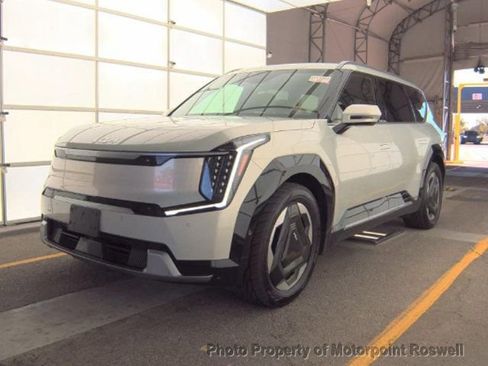 Used 2024 Kia EV9 Land w/ Towing Package image 2