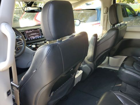 Used 2022 Chrysler Pacifica Touring-L image 12