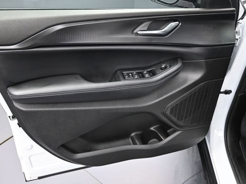 Used 2025 Jeep Grand Cherokee L Altitude image 10