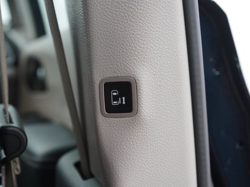 Used 2024 Chrysler Pacifica Limited FWD image 17