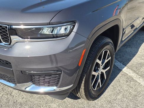 Used 2025 Jeep Grand Cherokee L Limited w/ Luxury Tech Group II image 9