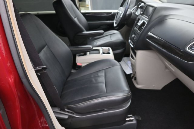 Used 2016 Chrysler Town & Country Touring w/ Driver Convenience Group FWD image 10