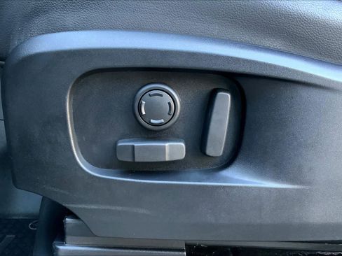 Used 2023 Land Rover Defender 90 X-Dynamic SE image 32