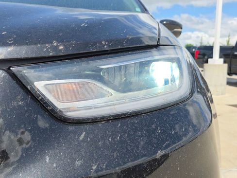 Used 2023 Chrysler Pacifica Touring-L FWD image 9