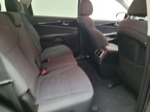 Used 2019 Kia Sorento LX image 19