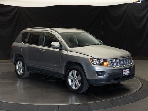 Used 2016 Jeep Compass Latitude image 2