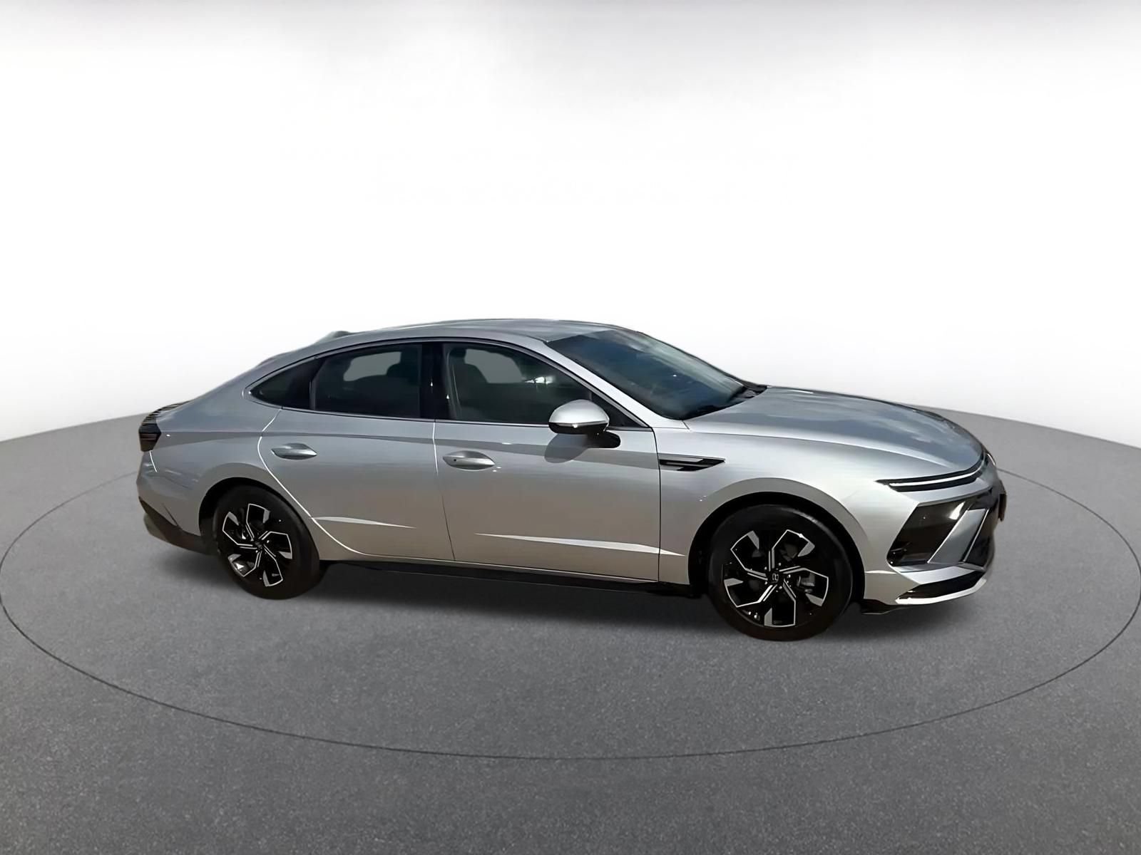 Used 2025 Hyundai Sonata SEL FWD image 2
