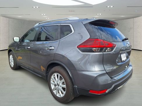 Used 2018 Nissan Rogue SV image 3