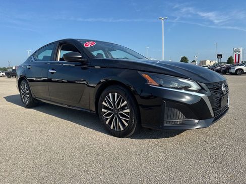 Used 2025 Nissan Altima 2.5 SV FWD image 9