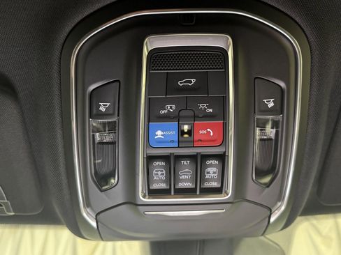 New 2025 Jeep Grand Cherokee Limited w/ Luxury Tech Group II image 32