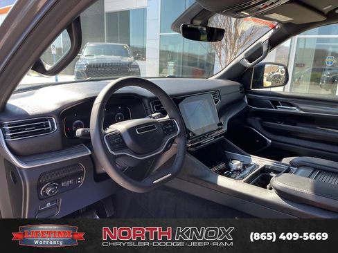 Used 2024 Jeep Wagoneer Series II w/ Flexible Seating Group image 5