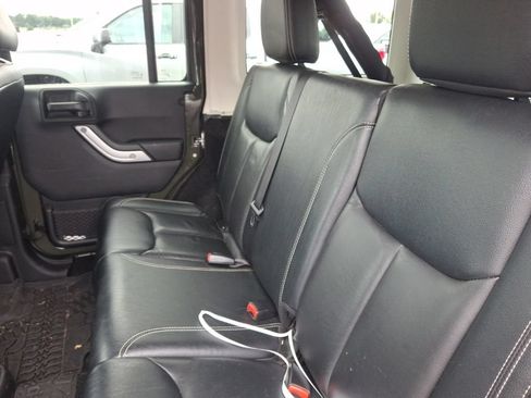 Used 2015 Jeep Wrangler Unlimited Sahara w/ Connectivity Group AWD/4WD image 9