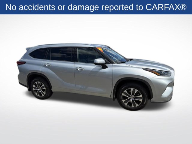 Used 2021 Toyota Highlander XLE AWD/4WD image 3