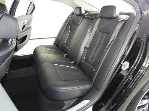 Used 2020 BMW 750i xDrive AWD/4WD image 21