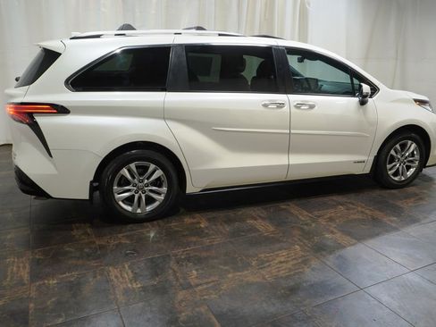 Used 2021 Toyota Sienna Limited image 4