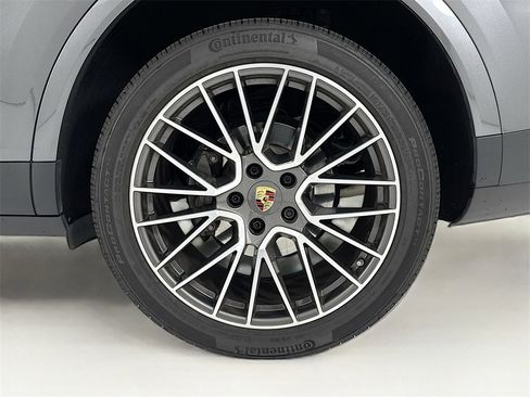 Used 2023 Porsche Cayenne S image 33
