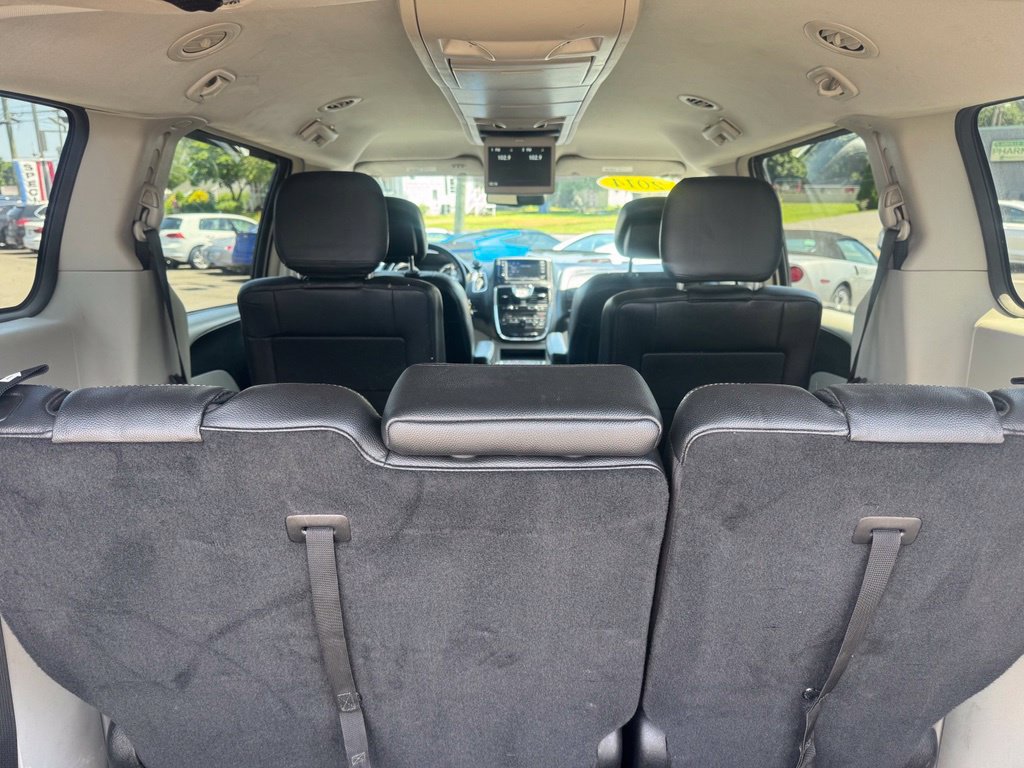 Used 2014 Chrysler Town & Country Touring FWD image 25
