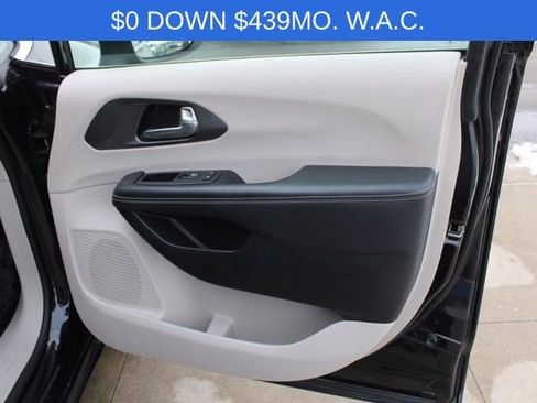 Used 2023 Chrysler Pacifica Touring-L image 21