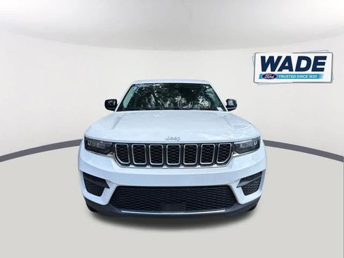 Used 2022 Jeep Grand Cherokee Laredo w/ Luxury Tech Group I AWD/4WD image 2
