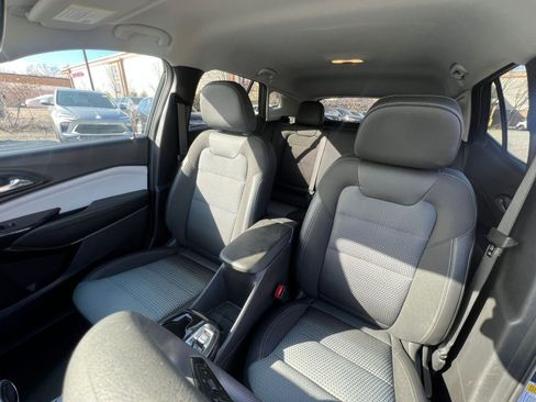 Used 2025 Chevrolet Trax LT image 34