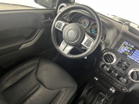 Used 2017 Jeep Wrangler Unlimited Rubicon AWD/4WD image 9
