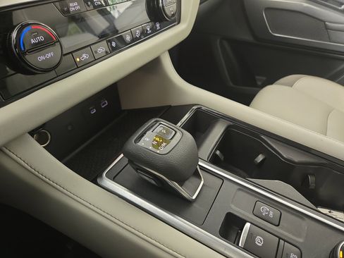 Used 2022 Nissan Pathfinder SL w/ SL Premium Package image 24