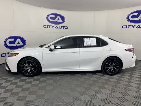 Used 2022 Toyota Camry SE image 6