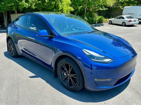 Used 2023 Tesla Model Y AWD image 3