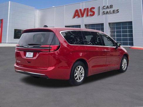 Used 2025 Chrysler Pacifica Select FWD image 6