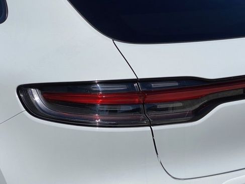 Certified 2025 Porsche Macan image 32