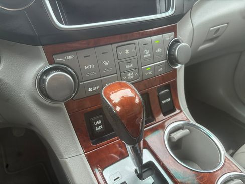 Used 2013 Toyota Highlander Limited image 27