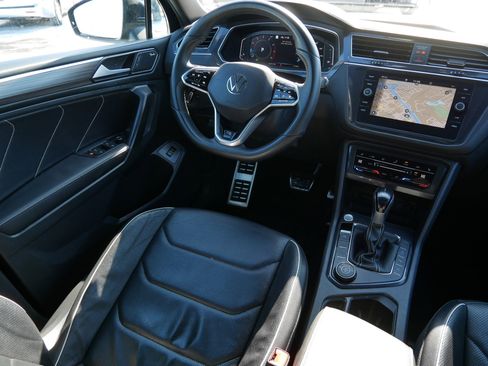 Certified 2022 Volkswagen Tiguan SEL R-Line image 9