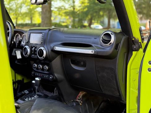 Used 2016 Jeep Wrangler Unlimited Rubicon AWD/4WD image 15