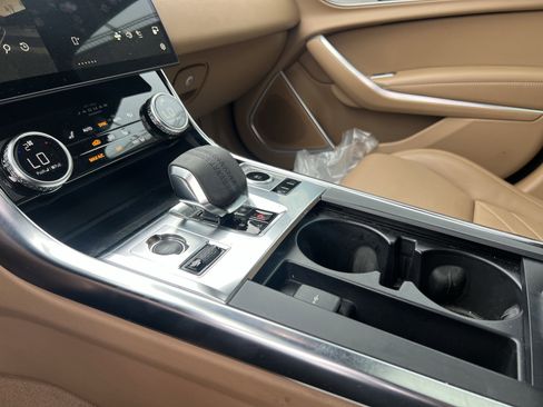 Used 2022 Jaguar XF SE image 27