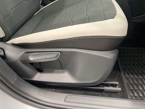 New 2025 Volkswagen Taos SE image 22