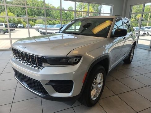 Certified 2025 Jeep Grand Cherokee Laredo X w/ Luxury Tech Group I RWD image 5
