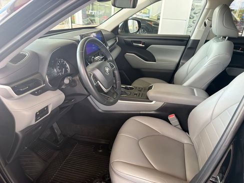 Used 2023 Toyota Highlander XLE AWD/4WD image 20